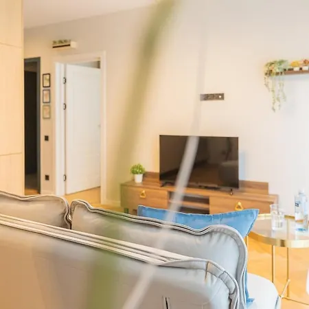 Brand New 1br In Center *