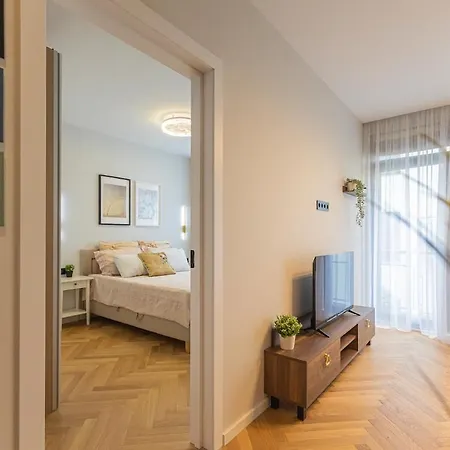 Brand New 1br In Center