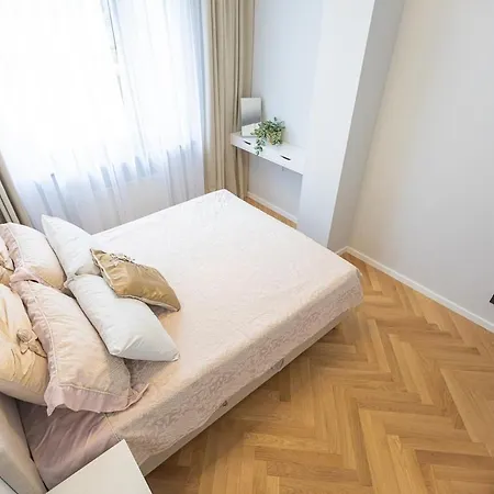 Brand New 1br In Center Lägenhet
